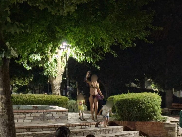 Νεαρή μητέρα πέταξε τα ρούχα και με το μαγιό βούτηξε στο σιντριβάνι με τα παιδιά της – Έσπευσε η αστυνομία (ΕΙΚΟΝΕΣ)