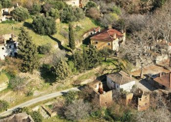 Αυτό είναι το θεσσαλικό χωριό που εγκαταλείφθηκε και μετά από κάποια χρόνια αναγεννήθηκε από τις …στάχτες του (ΕΙΚΟΝΕΣ)
