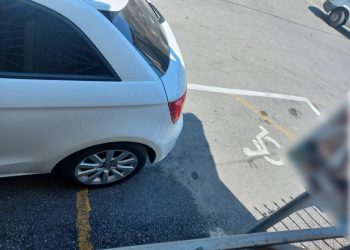 Παππάς πάρκαρε σε θέση ΑμεΑ για να κάνει λειτουργία και να πιει τον καφέ του – Τι καταγγέλλει πολίτης (ΕΙΚΟΝΕΣ)