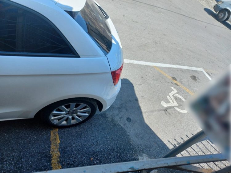 Παππάς πάρκαρε σε θέση ΑμεΑ για να κάνει λειτουργία και να πιει τον καφέ του – Τι καταγγέλλει πολίτης (ΕΙΚΟΝΕΣ)