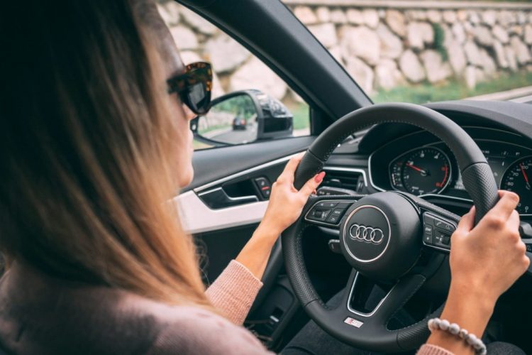 Τρόμος για γυναίκα που δέχτηκε άγνωστο αντικείμενο που ράγισε το παρμπρίζ της την ώρα που οδηγούσε – Ελέγχεται για αδέσποτη σφαίρα