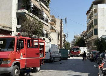 Συναγερμός στην Πυροσβεστική για φωτιά σε φαστφουντάδικο δίπλα σε λαϊκή (ΕΙΚΟΝΕΣ)