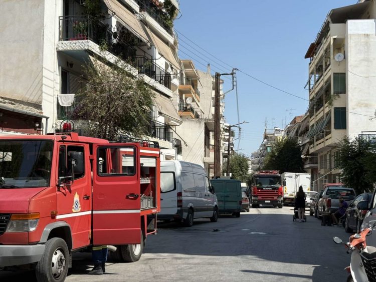 Συναγερμός στην Πυροσβεστική για φωτιά σε φαστφουντάδικο δίπλα σε λαϊκή (ΕΙΚΟΝΕΣ)