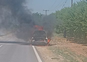 Παρανάλωμα του πυρός έγινε αυτοκίνητο: Εγκατέλειψαν τελευταία στιγμή οι επιβαίνοντες – Φωτιά σε χωράφι από τις εκρήξεις (ΕΙΚΟΝΕΣ)