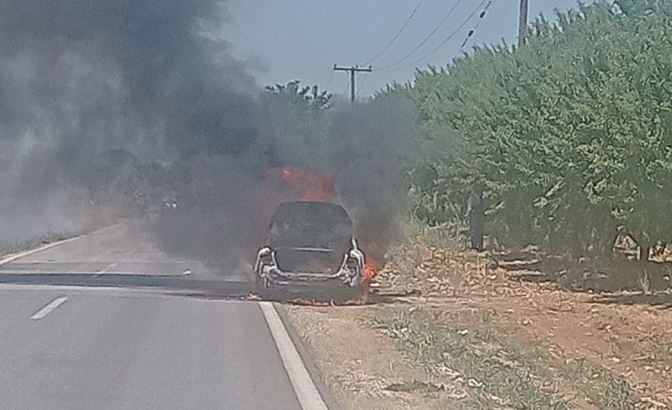 Παρανάλωμα του πυρός έγινε αυτοκίνητο: Εγκατέλειψαν τελευταία στιγμή οι επιβαίνοντες – Φωτιά σε χωράφι από τις εκρήξεις (ΕΙΚΟΝΕΣ)