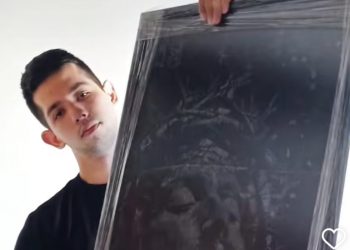 Αυτός είναι ο χαρισματικός 23χρονος Θεσσαλός με τη μεγάλη απήχηση στο Tik Tok – Eντυπωσιάζει με τις xριστιανικές μορφές πάνω στο γυαλί (ΕΙΚΟΝΕΣ)
