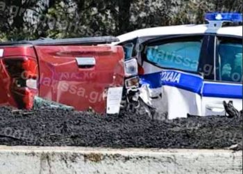 Κινδύνευσαν και πυροσβέστες εκτός από αστυνομικούς στο τροχαίο στην εθνική με το βαρύ αγροτικό να πέφτει αρχικά στο περιπολικό και έπειτα πάνω σε πυροσβεστικό (ΕΙΚΟΝΕΣ)