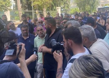 Στην Ηρώδου Αττικού έφτασαν οι κτηνοτρόφοι, ανάμεσά τους και Θεσσαλοί – Ζητούν συνάντηση με τον Πρωθυπουργό (ΕΙΚΟΝΕΣ)