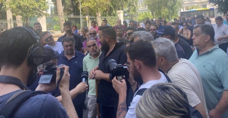 Στην Ηρώδου Αττικού έφτασαν οι κτηνοτρόφοι, ανάμεσά τους και Θεσσαλοί – Ζητούν συνάντηση με τον Πρωθυπουργό (ΕΙΚΟΝΕΣ)