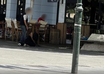 Αναστάτωση με μεθυσμένη γυναίκα – Παρενοχλούσε περαστικούς εν μέσω καύσωνα – Οι αγκαλιές και η περίεργη συμπεριφορά… (ΕΙΚΟΝΕΣ)