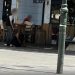 Αναστάτωση με μεθυσμένη γυναίκα – Παρενοχλούσε περαστικούς εν μέσω καύσωνα – Οι αγκαλιές και η περίεργη συμπεριφορά… (ΕΙΚΟΝΕΣ)