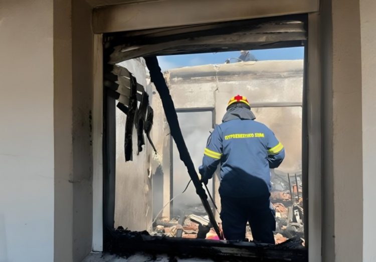 Παρανάλωμα του πυρός σπίτι πενταμελούς οικογένειας (ΕΙΚΟΝΕΣ)