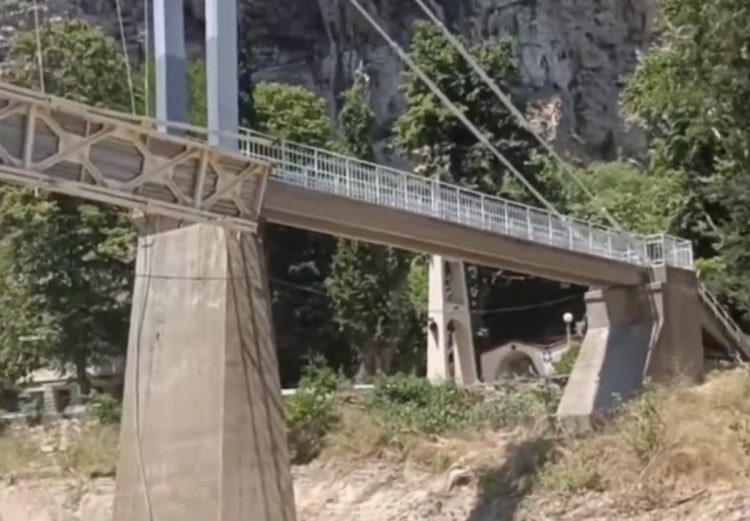 Δείτε βίντεο: Ξεκίνησαν οι εργασίες αποκατάστασης της γέφυρας Αγίας Παρασκευής στα Τέμπη – Αποκτά πνοή και πάλι η περιοχή
