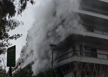 Συναγερμός στην Πυροσβεστική για φωτιά σε διαμέρισμα που «πνίγηκε» στους καπνούς