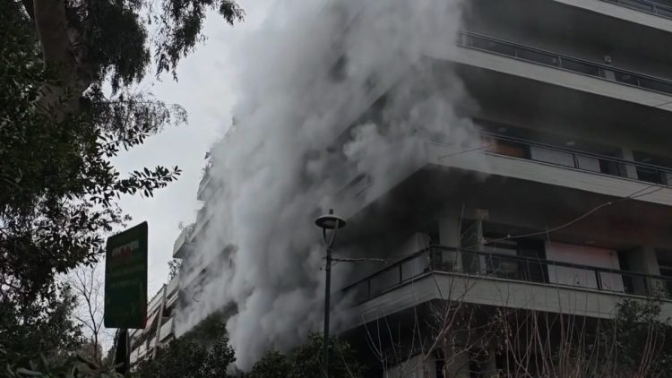 Συναγερμός στην Πυροσβεστική για φωτιά σε διαμέρισμα που «πνίγηκε» στους καπνούς