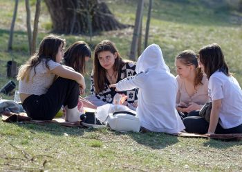 Άνδρας παρενοχλεί κορίτσια σε πλατεία – Τα υπονοούμενα και το ντύσιμο που τον εξαγριώνει
