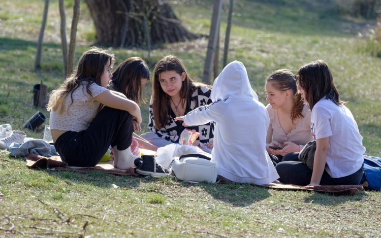Άνδρας παρενοχλεί κορίτσια σε πλατεία – Τα υπονοούμενα και το ντύσιμο που τον εξαγριώνει
