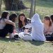 Άνδρας παρενοχλεί κορίτσια σε πλατεία – Τα υπονοούμενα και το ντύσιμο που τον εξαγριώνει