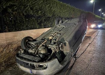 Απίστευτο τροχαίο τη νύχτα: Τούμπαρε αυτοκίνητο και ο οδηγός εξήλθε του οχήματος “ατσαλάκωτος” (ΕΙΚΟΝΕΣ)