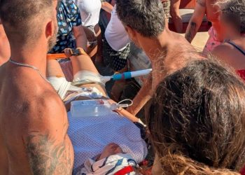 Σοκαριστικό περιστατικό: Ο αέρας σήκωσε ομπρέλα και την κάρφωσε στο πόδι κοπέλας από την Θεσσαλία – Ανατριχιαστικές εικόνες