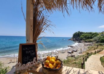 Η μοναδική παραλία μακριά από τις συμβατικότητες – Το καλύβι και ο βράχος προστάτης (ΕΙΚΟΝΕΣ)