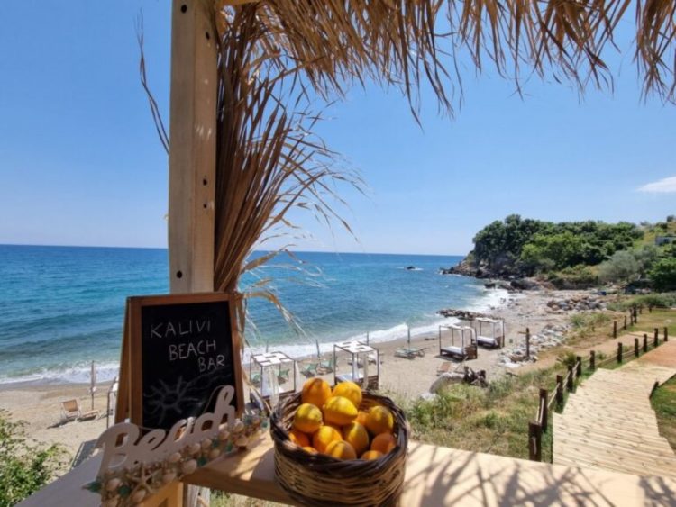 Η μοναδική παραλία μακριά από τις συμβατικότητες – Το καλύβι και ο βράχος προστάτης (ΕΙΚΟΝΕΣ)