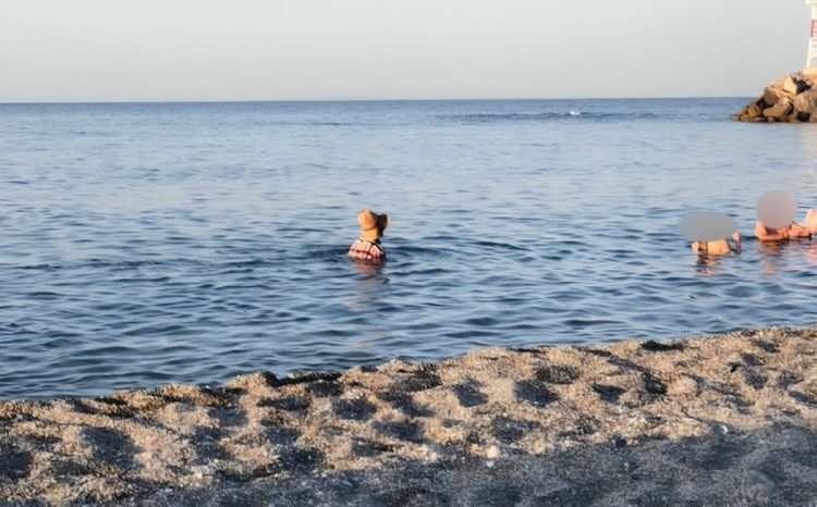 Δεν άντεξε λεπτό ούτε καν για να ξεντυθεί – Βούτηξε στη θάλασσα με τα ρούχα, καπέλο και σκαρπίνι… (ΕΙΚΟΝΕΣ)
