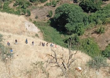 Δείτε φωτογραφίες από την διάσωση της 57χρονης που έπεσε σε απόκρημνο γκρεμό – Τι την έσωσε
