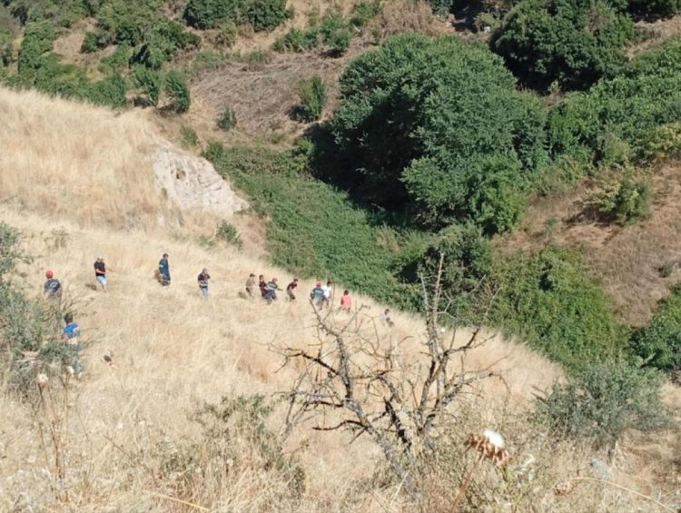 Δείτε φωτογραφίες από την διάσωση της 57χρονης που έπεσε σε απόκρημνο γκρεμό – Τι την έσωσε 