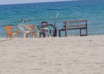 Καβάτζωσαν παραλία χωρίς καμία αναστολή: “Φύτεψαν” μέχρι και παγκάκι μπροστά στο κύμα (ΕΙΚΟΝΕΣ)
