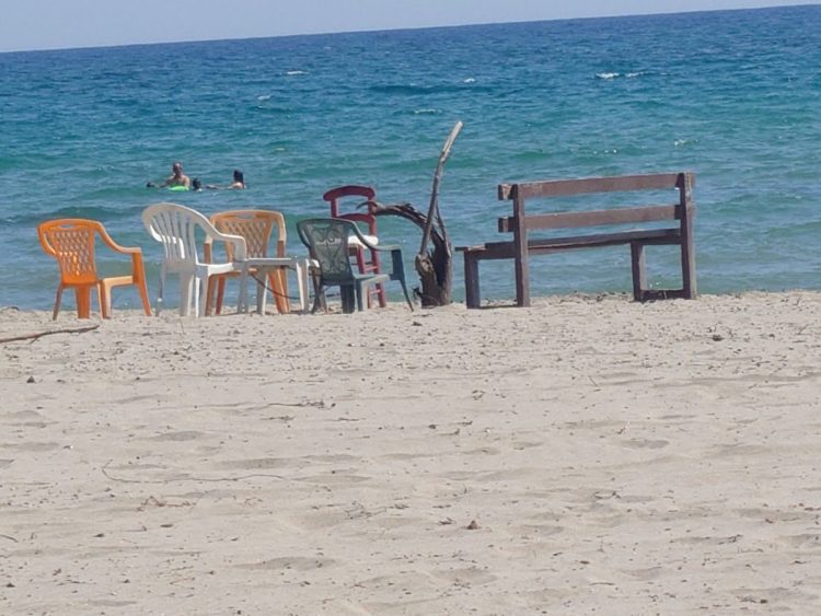 Καβάτζωσαν παραλία χωρίς καμία αναστολή: “Φύτεψαν” μέχρι και παγκάκι μπροστά στο κύμα (ΕΙΚΟΝΕΣ)