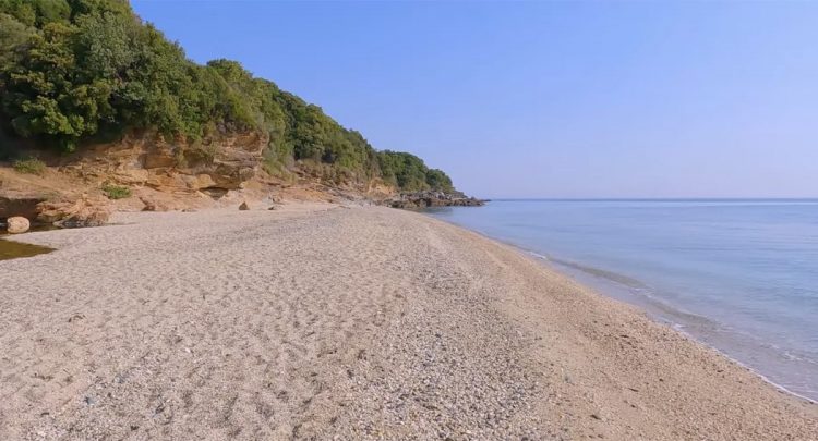 Αυτή είναι η παραλία της Θεσσαλίας που συγκαταλέγεται στις πιο καθαρές της χώρας! (ΕΙΚΟΝΕΣ – ΒΙΝΤΕΟ)