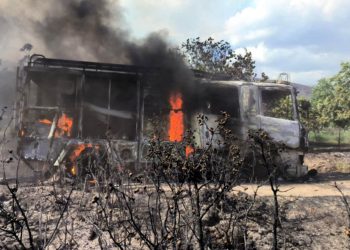 Παρανάλωμα του πυρός έγινε το πυροσβεστικό όχημα στην πυρκαγιά του Κισσάβου – Σώοι ευτυχώς οι πυροσβέστες (ΕΙΚΟΝΕΣ)
