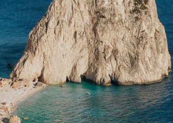 Η ειδυλλιακή παραλία της Ζακύνθου με τους λευκούς βράχους και το παράξενο όνομα