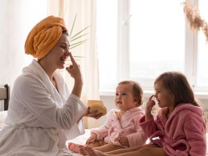 6 μυστικά καθημερινής περιποίησης δέρματος για μαμάδες με γεμάτο πρόγραμμα