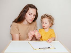 Πώς να μάθω στο παιδί να πιάνει το μολύβι σωστά (vid)