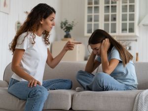 Ποιες τοξικές φράσεις πρέπει να αποφεύγετε να λέτε στο παιδί σας, αν θέλετε να σας ακούει