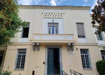 Όρμηξε εναντίον του αδερφού του και προσπάθησε να του βγάλει τα μάτια