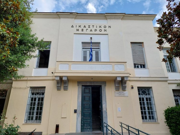 Όρμηξε εναντίον του αδερφού του και προσπάθησε να του βγάλει τα μάτια