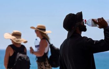 Πόσο νερό πρέπει να πίνετε όταν έχει ζέστη – Αρκούν ή όχι τα 2 λίτρα