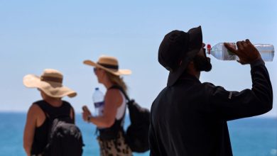 Πόσο νερό πρέπει να πίνετε όταν έχει ζέστη – Αρκούν ή όχι τα 2 λίτρα