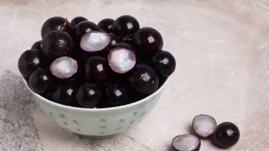 Ο ζουμερός καρπός που μοιάζει με σταφύλι και βελτιώνει την υγεία της καρδιάς, παράγει κολλαγόνο και είναι αντιφλεγμονώδης