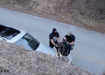 H πιο επική πρόταση γάμου:«Ή πληρώνεις τώρα… ή παντρεύεσαι» – Κουκουλοφόροι έστησαν καρτέρι στον γαμπρό (ΒΙΝΤΕΟ)