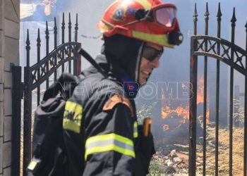 Μεγάλη πυρκαγιά στο Κορωπί – Στα σπίτια κάνουν ρίψεις τα ελικόπτερα – 112 για εκκενώσεις