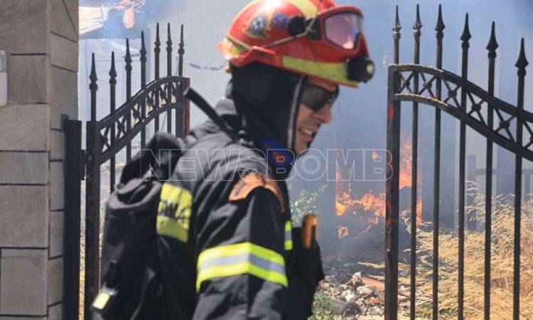 Μεγάλη πυρκαγιά στο Κορωπί – Στα σπίτια κάνουν ρίψεις τα ελικόπτερα – 112 για εκκενώσεις