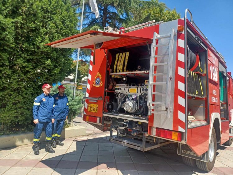 Πυροσβεστικό όχημα “τράκαρε” με μαντρότοιχο!!! (ΕΙΚΟΝΕΣ)
