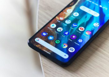 Πρώην εργαζόμενος της Google συμβουλεύει: «Καθαρίστε εντελώς την οθόνη του κινητού σας»