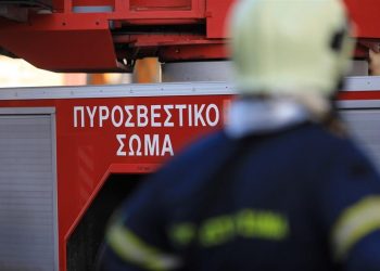 Φωτιά σε αστικό λεωφορείο – Μεγάλη «μάχη» από τις πυροσβεστικές δυνάμεις (ΕΙΚΟΝΕΣ – ΒΙΝΤΕΟ)