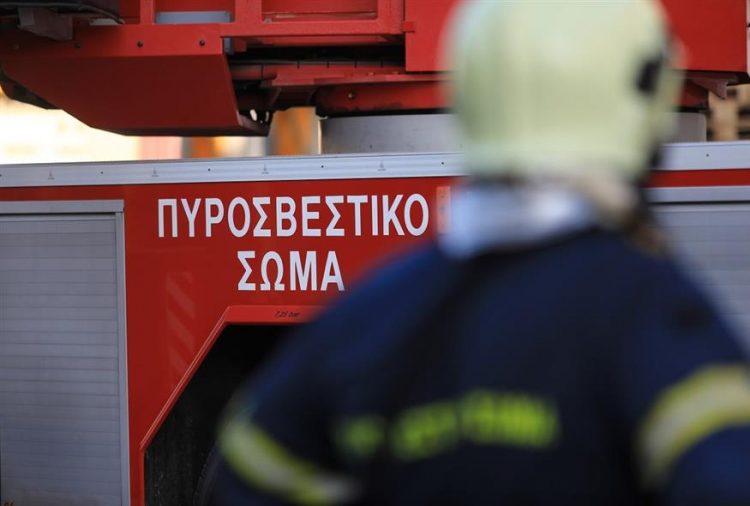 Φωτιά σε αστικό λεωφορείο – Μεγάλη «μάχη» από τις πυροσβεστικές δυνάμεις (ΕΙΚΟΝΕΣ – ΒΙΝΤΕΟ)