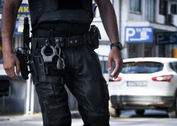 Ξέσπασε καβγάς για την ακαταστασία – Συνελήφθη ο σύζυγος κατασχέθηκαν μαχαίρια και ξίφος